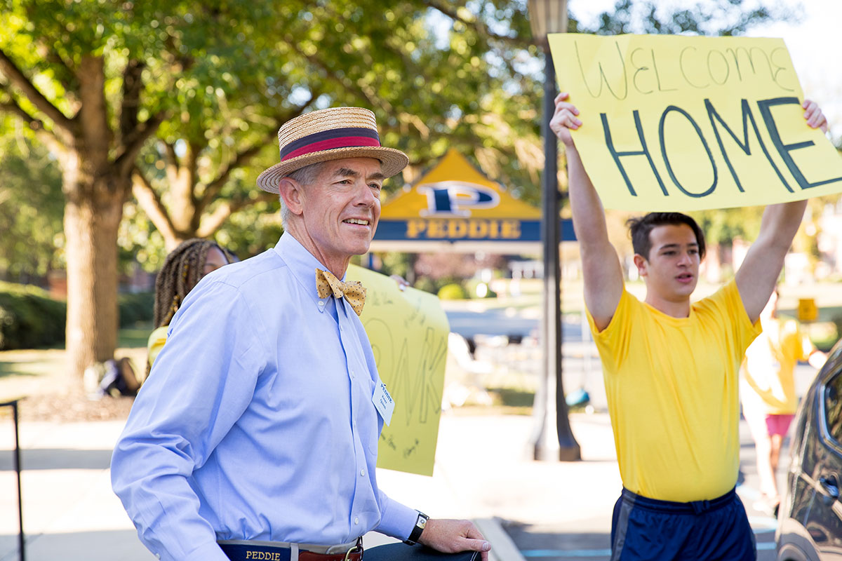 Peter Quinn welcoming students on move-in day